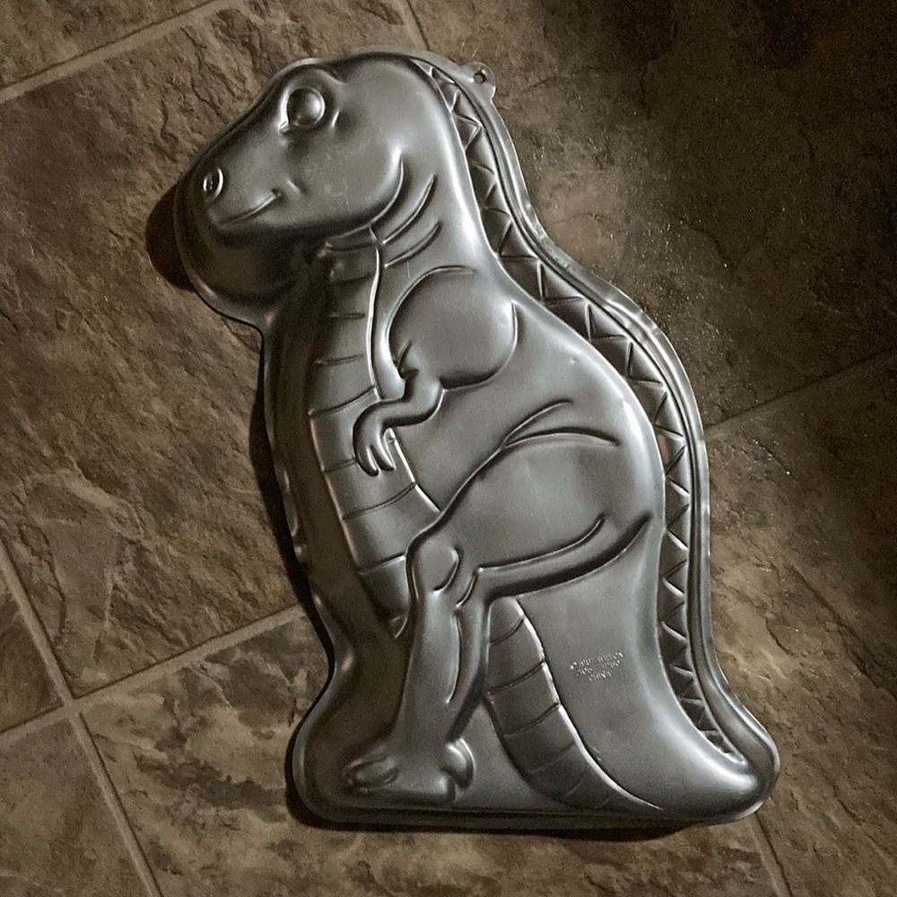 Dinosaur 🦕 Wilton cake pan